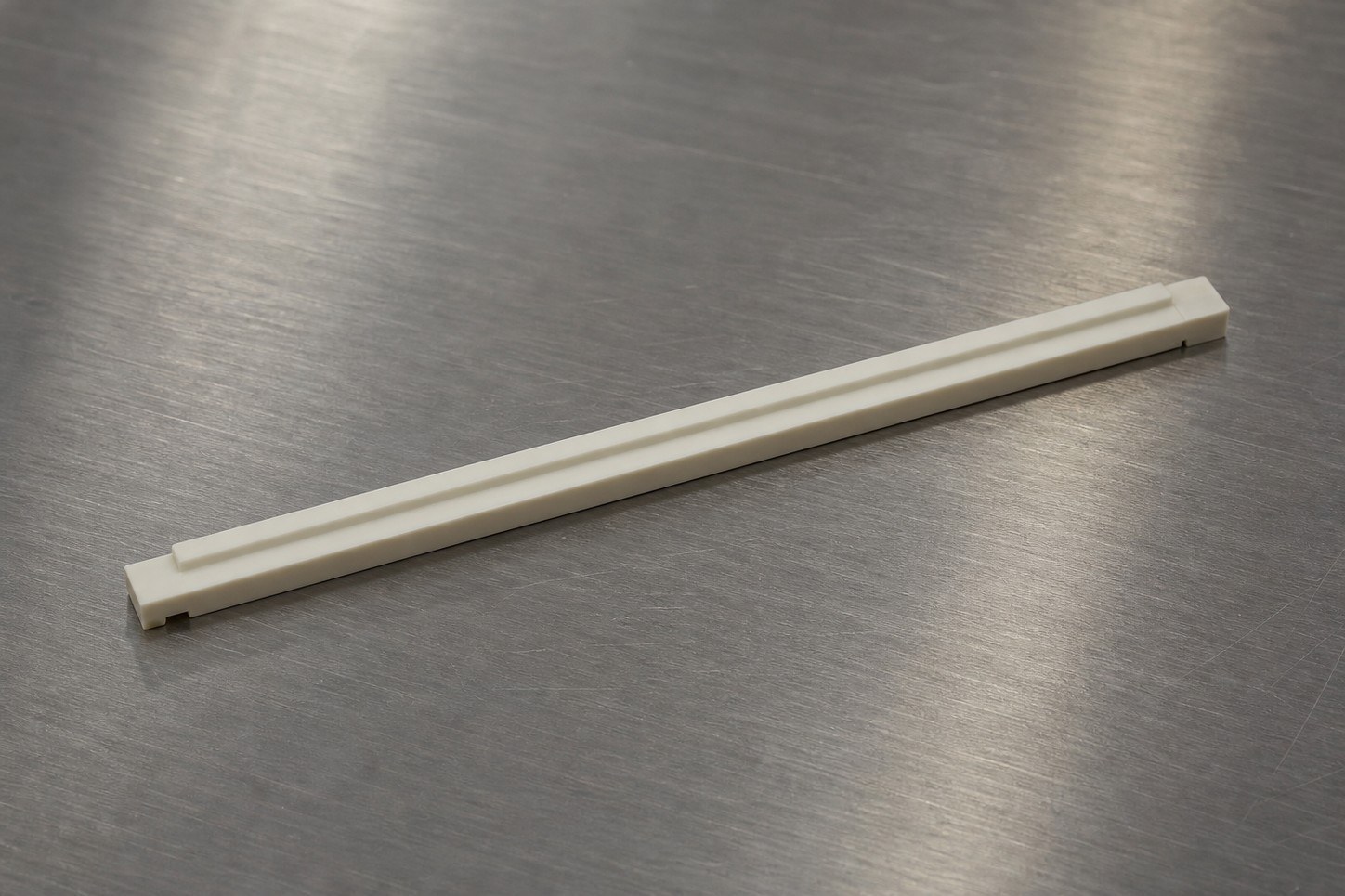 Technische CNC-Bearbeitungsanalyse: CNC Machining Review of a Guide Rod: Slot Relationships, Workholding Datums, and Burr