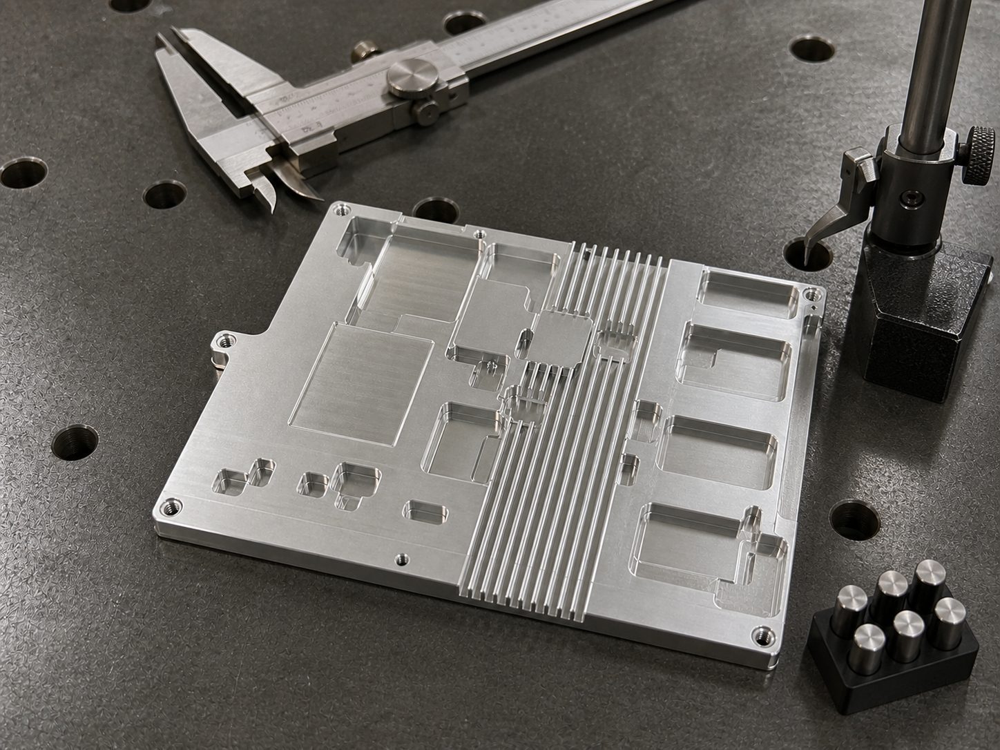 Technische CNC-Bearbeitungsanalyse: Prototype Machining of a Plate Heat Sink: Hole-Slot Relationships, Datums and Burr Control
