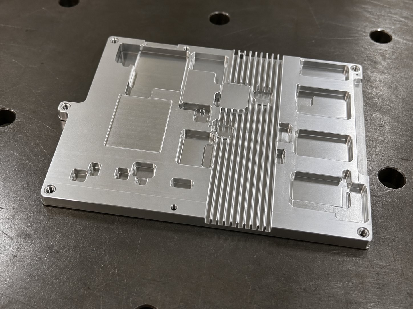 Technische CNC-Bearbeitungsanalyse: Prototype Machining of a Plate Heat Sink: Hole-Slot Relationships, Datums and Burr Control