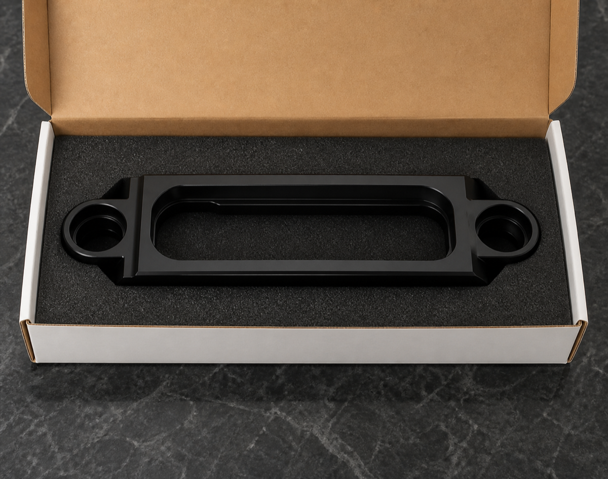 Schutzverpackung fuer einen schwarz eloxierten Leichtbaulenker