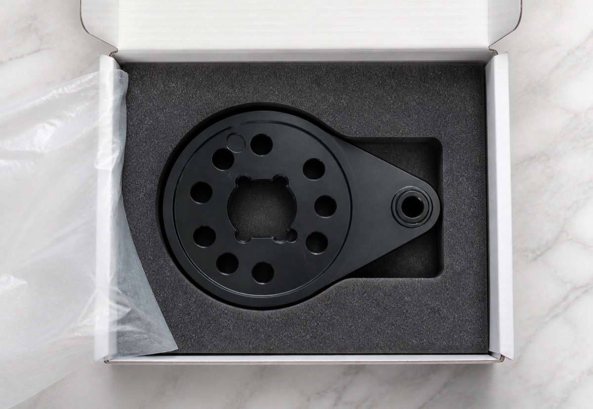 Geschuetzte Schaumverpackung fuer schwarz eloxierten Sprunggelenk-Schwenkarm