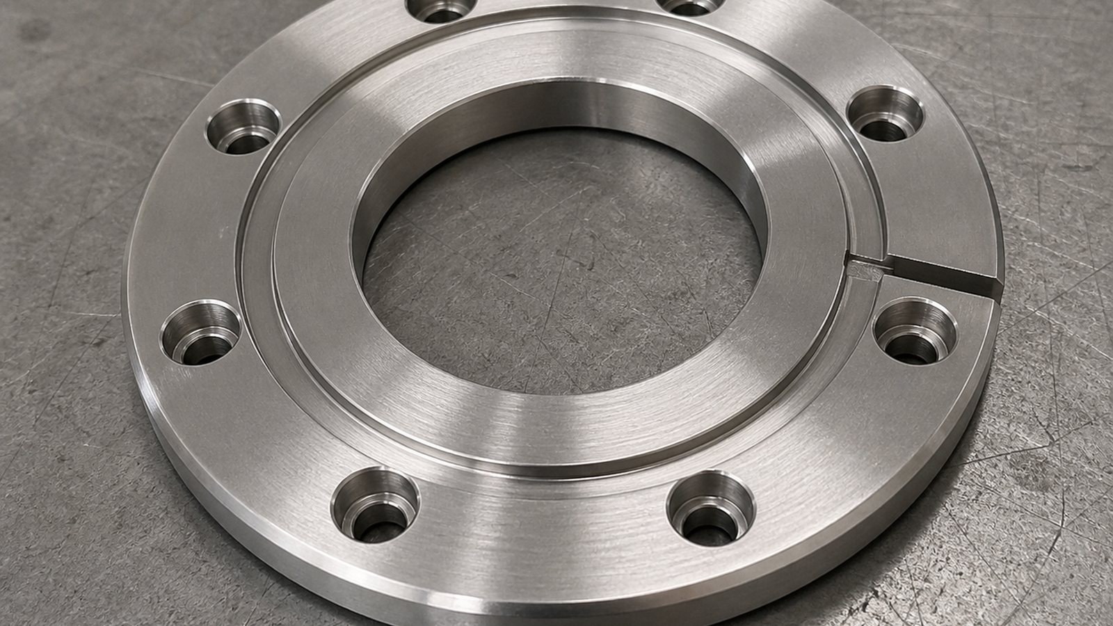 CNC-Bearbeitung eines Edelstahl-Rundflansches fuer automatisierte Montageanlagen