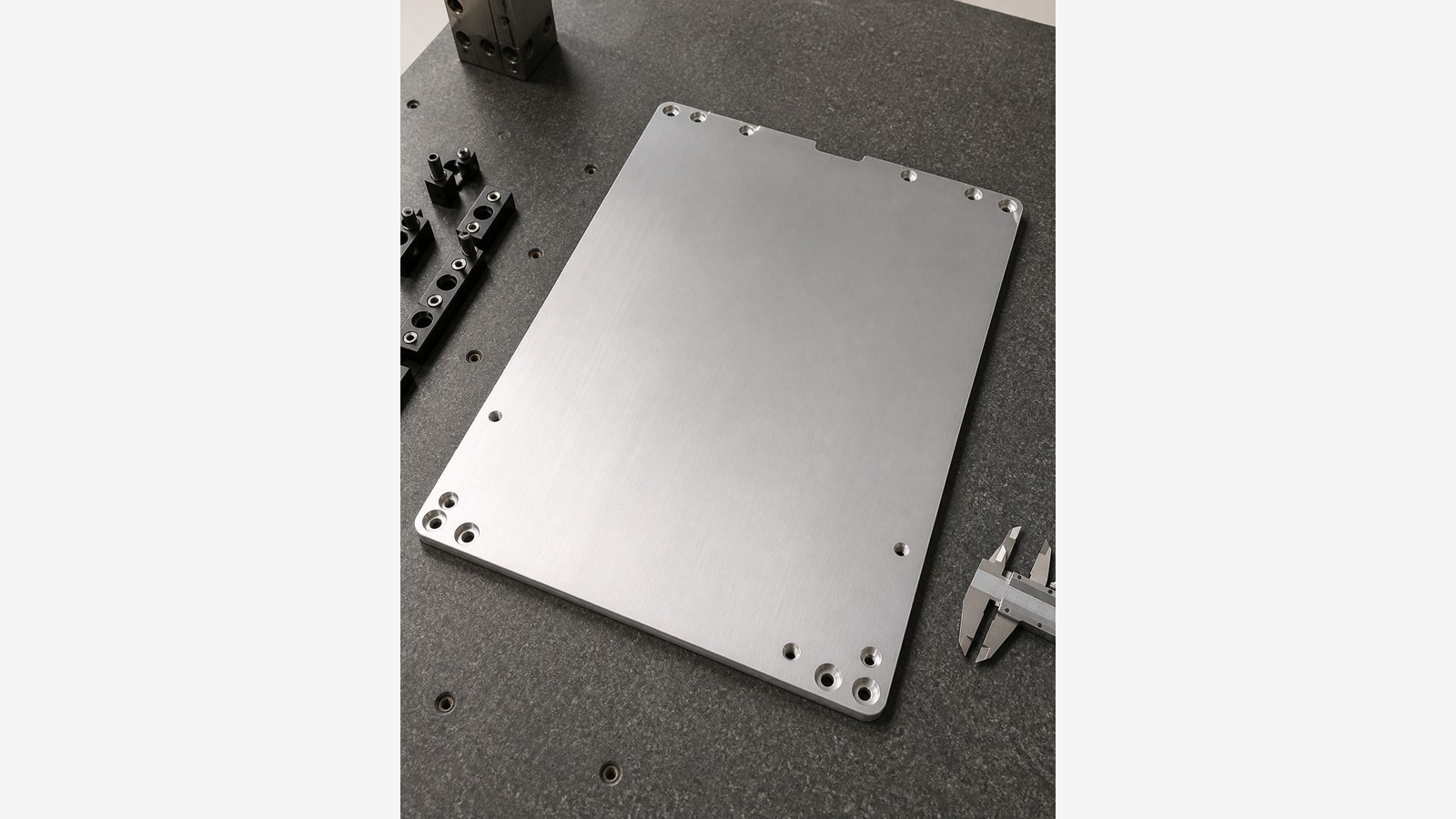 Technische CNC-Bearbeitungsanalyse: CNC Machining Review of a Rectangular Load-Bearing Plate for Custom Automation Assembly
