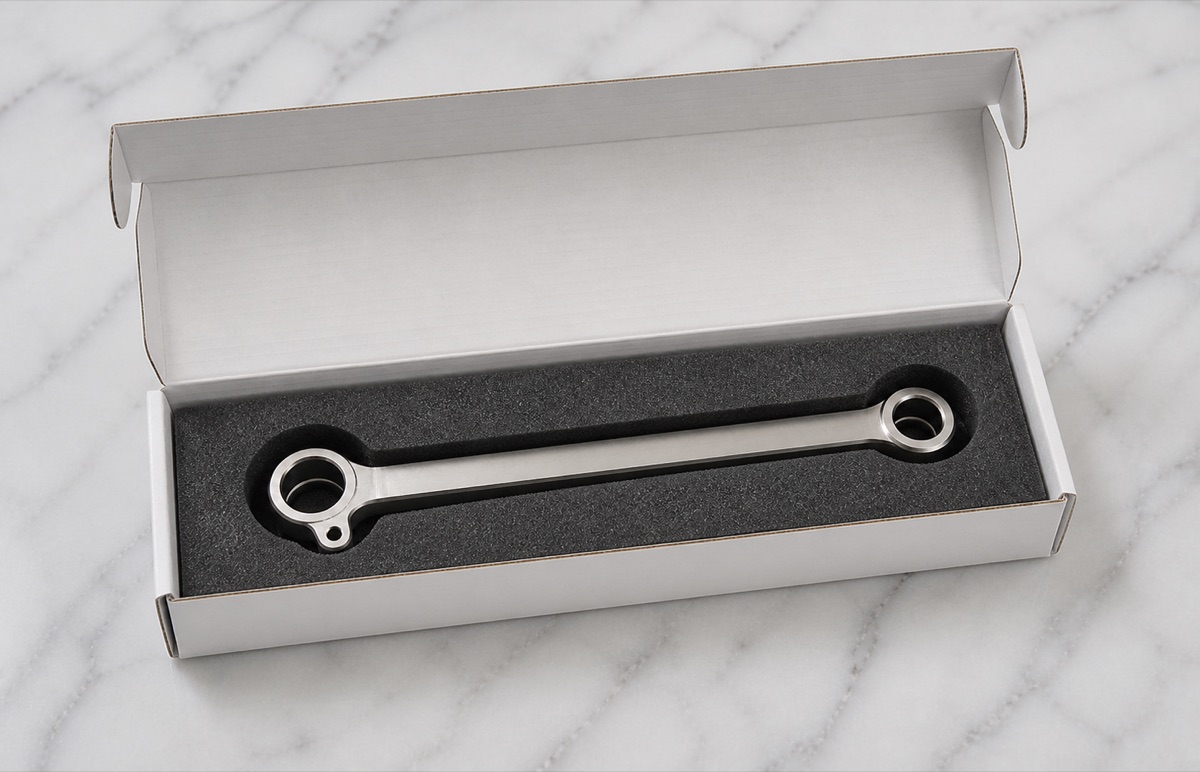 Formangepasste Schaumverpackung fuer einen polierten TC4-Titan-Langlenker