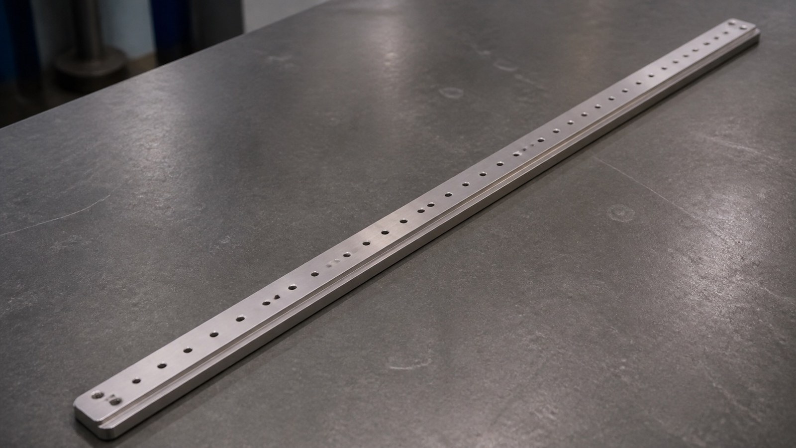 Technische CNC-Bearbeitungsanalyse: CNC Machining Review of a Long Guide-Rail Adapter Plate for Automation Fixtures: Hole-Row