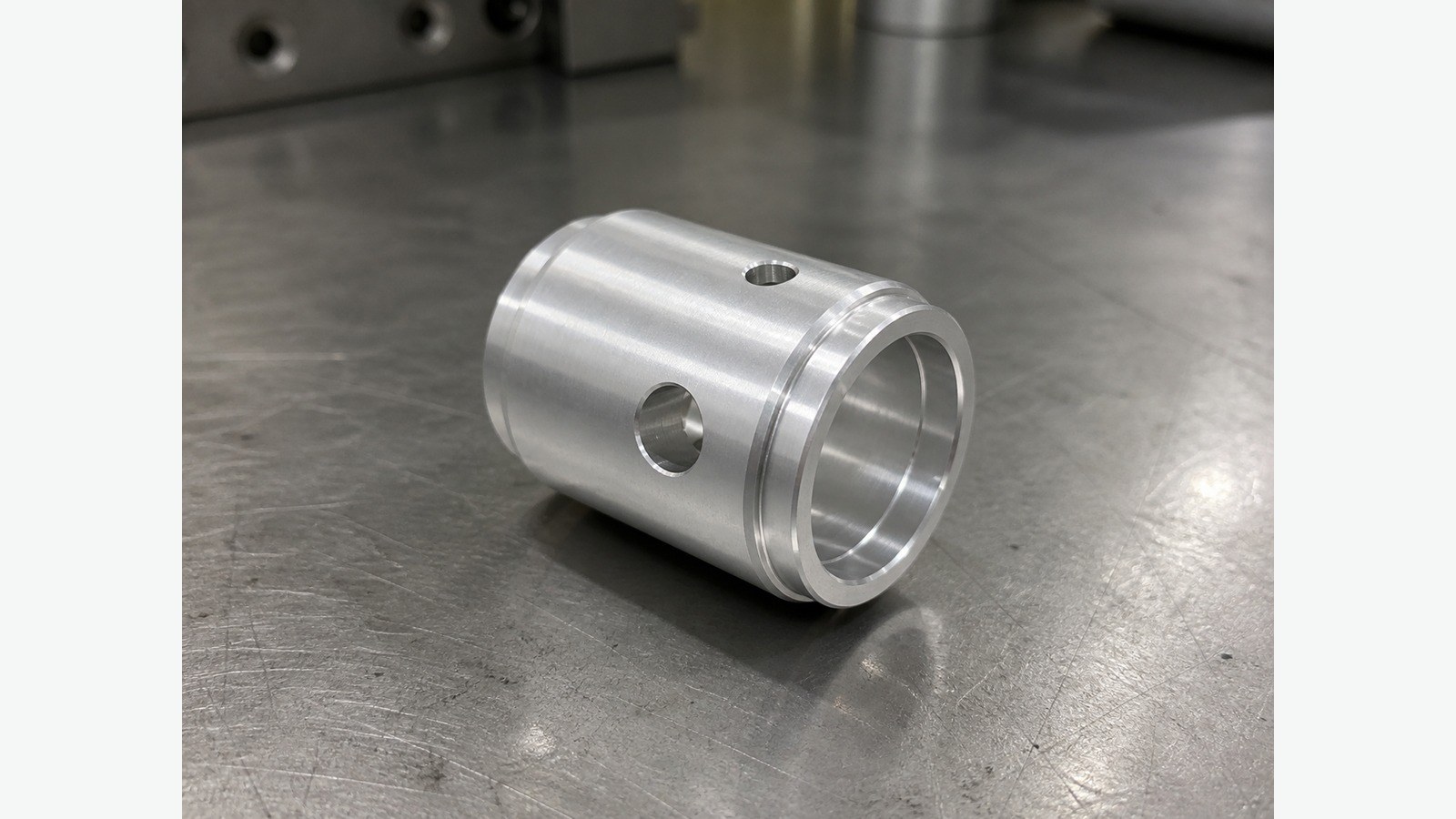 Bearbeitung eines Aluminium-Zylindergehaeuses fuer Automatisierung: Bezuge, Querbohrungen und Grate