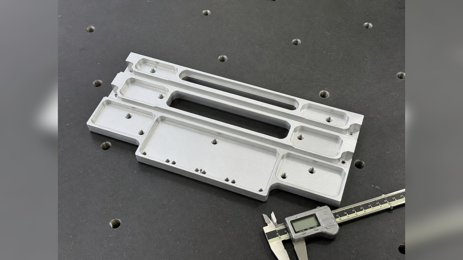 Technische CNC-Bearbeitungsanalyse: Trial Machining of an Aluminum Slide Structure for Communication Power Modules: Hole-Slot