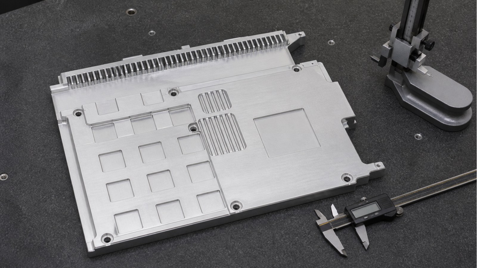 Technische CNC-Bearbeitungsanalyse: Hole-Slot Coordination and Burr Control for a Rectangular Panel Used in Custom Automation