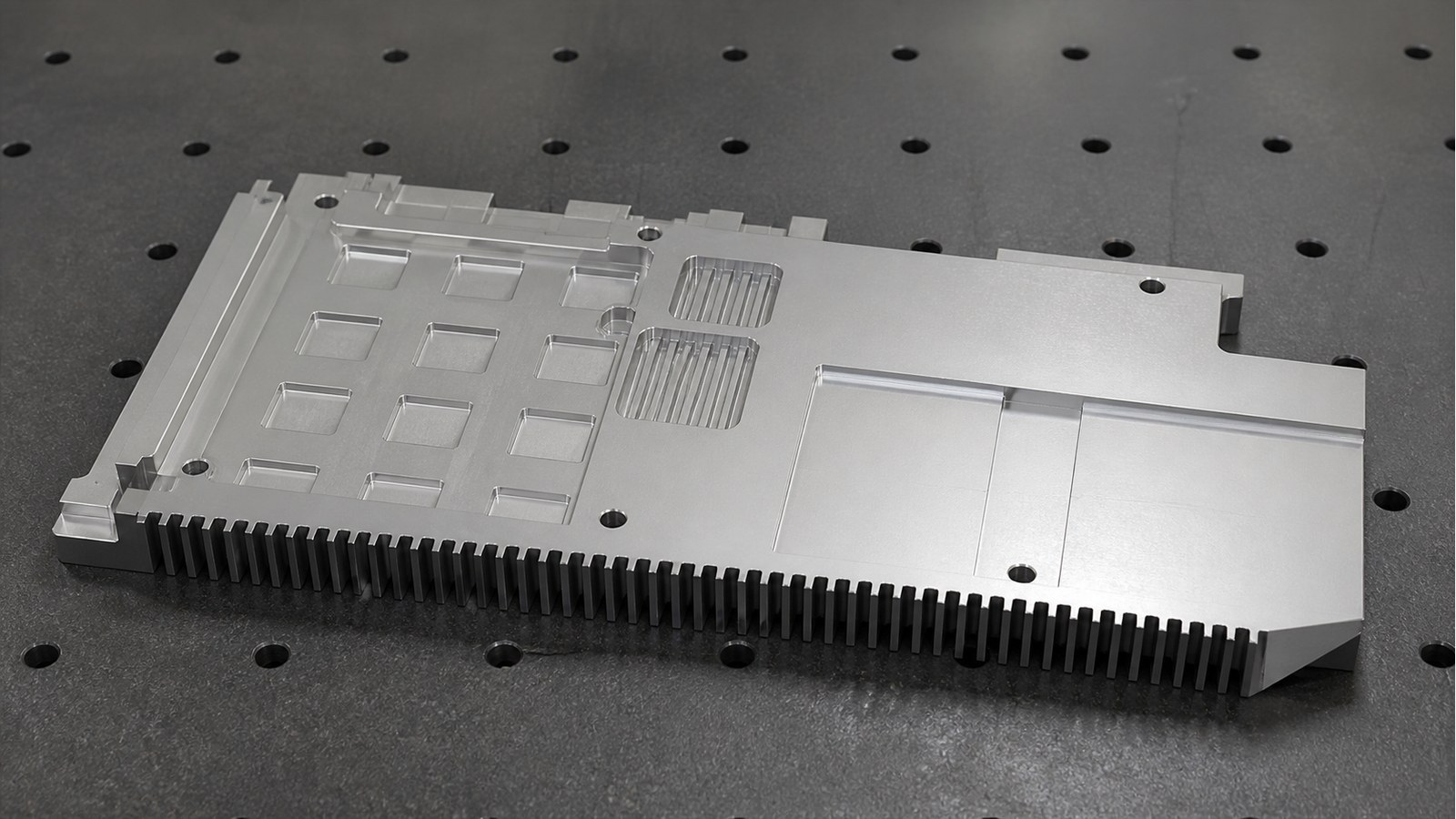 Technische CNC-Bearbeitungsanalyse: Machining a Finned Plate Guard for an Electronic Cooling Module: Hole-Slot Relationships