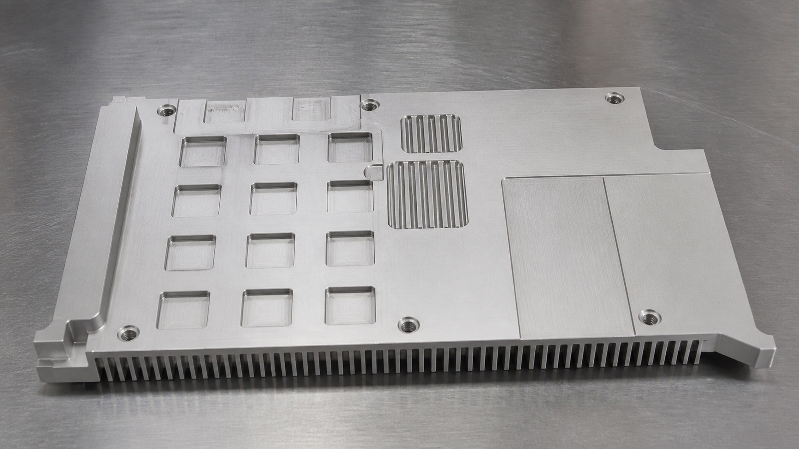 Technische CNC-Bearbeitungsanalyse: Machining a Finned Plate Guard for an Electronic Cooling Module: Hole-Slot Relationships