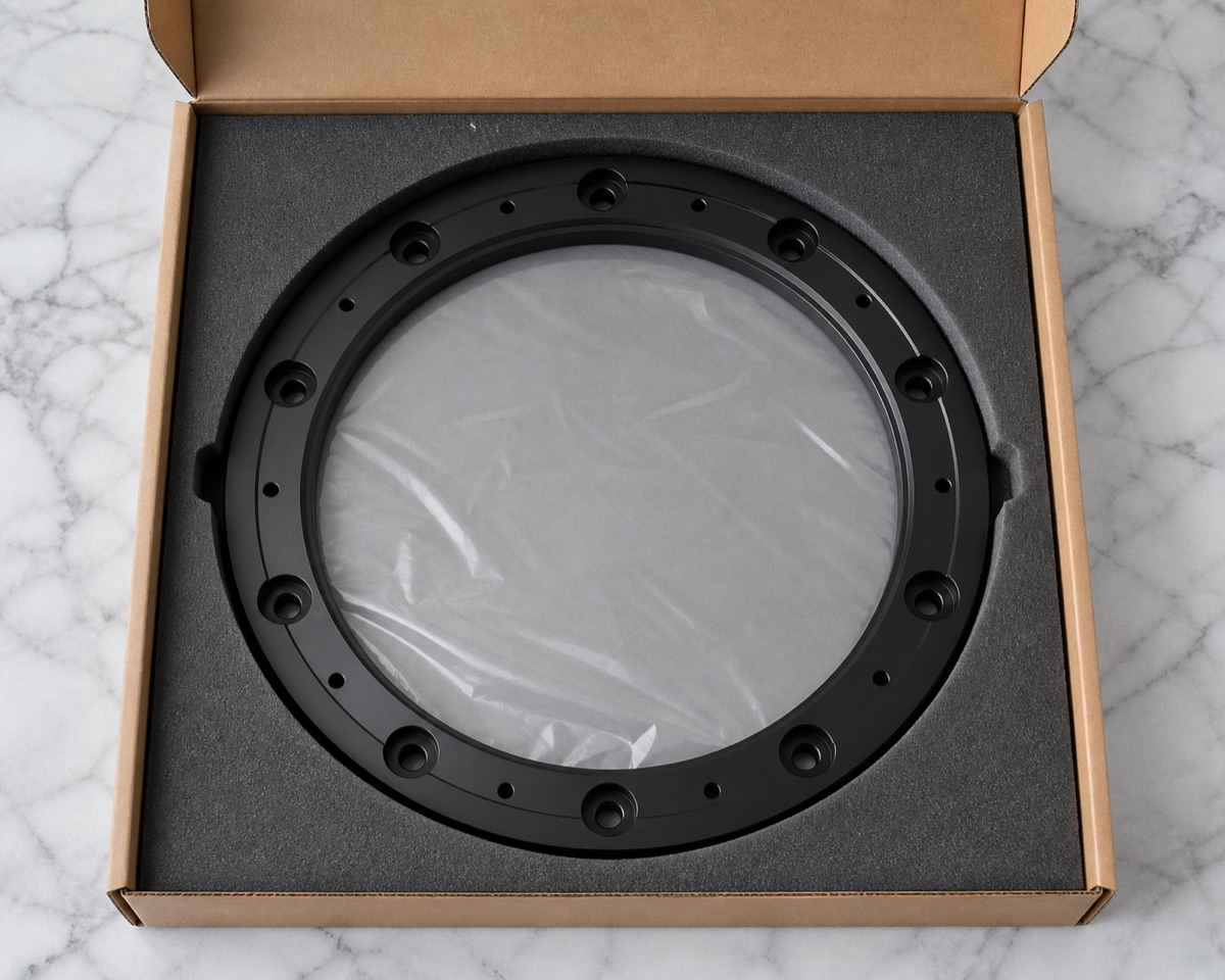 Einzelteil Schaumverpackung fuer einen duennwandigen schwarz eloxierten Roboter Fixierring