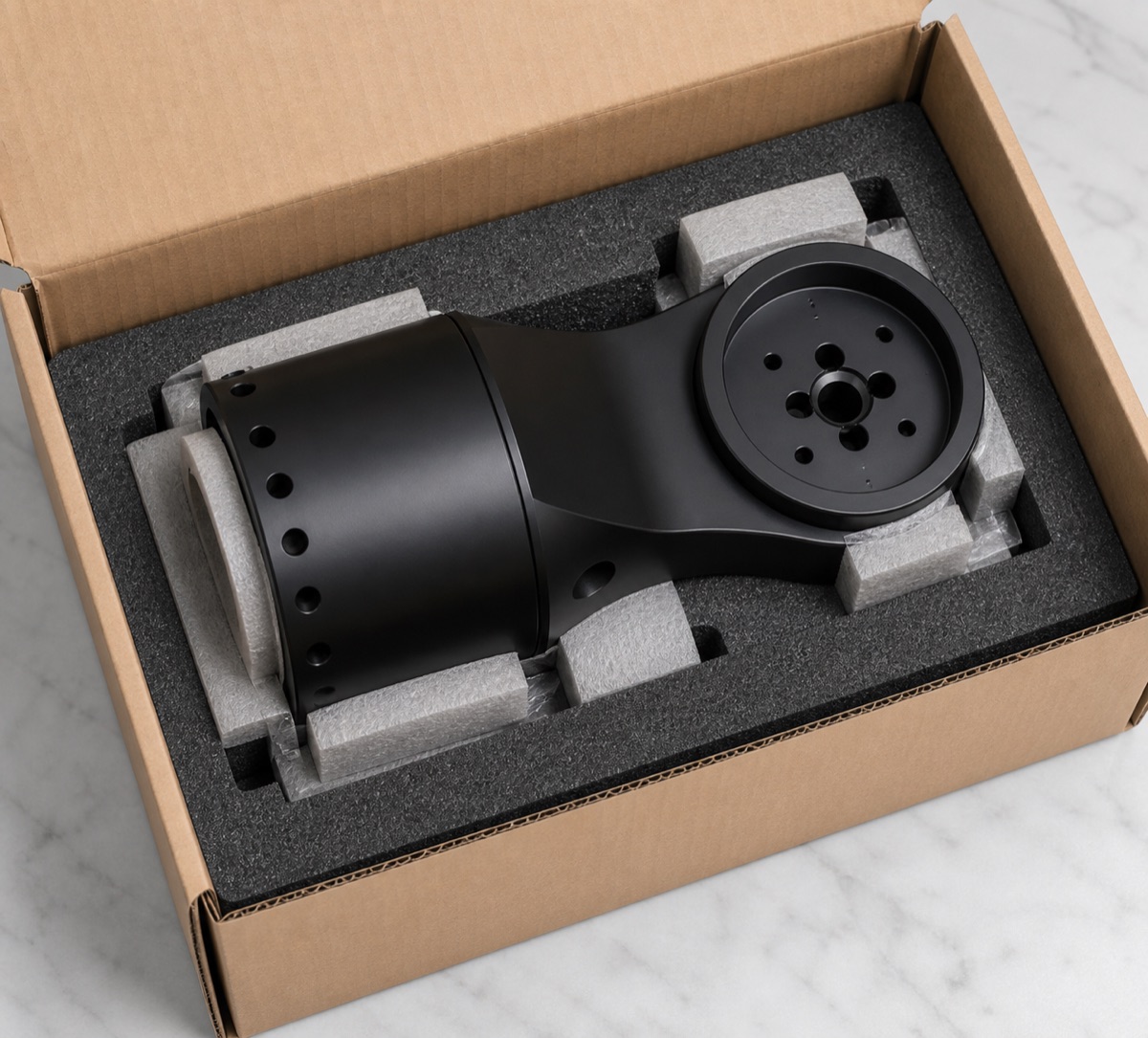 Formangepasste Schaumverpackung fuer eine schwarz eloxierte Roboter Modulaufnahme