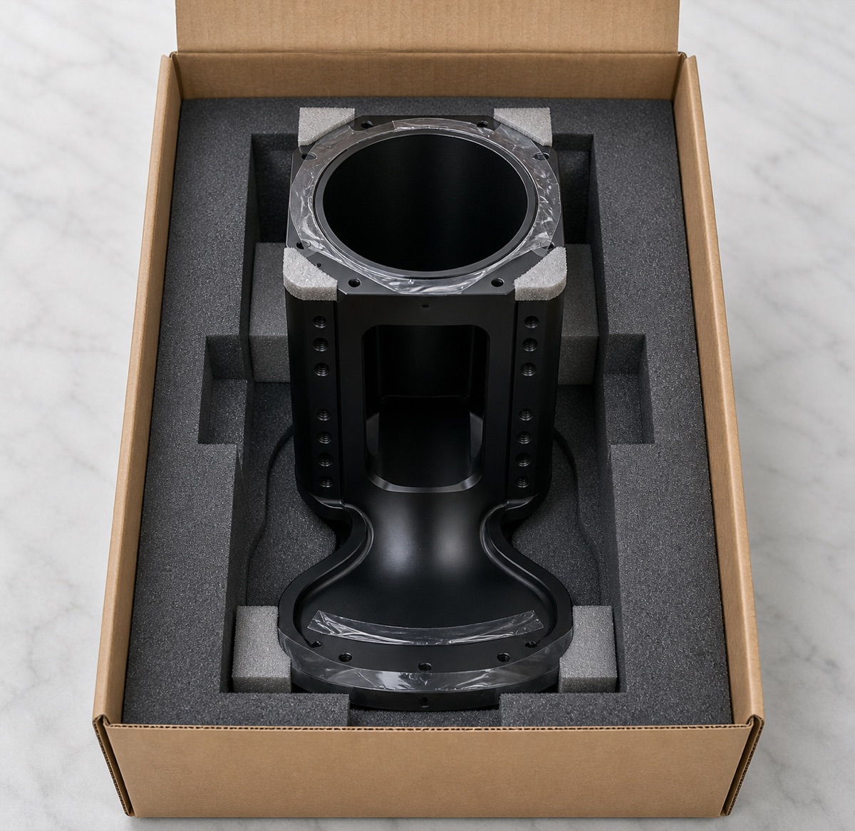Schaumverpackung für eine schwarz eloxierte Modulaufnahme der zweiten Roboterachse