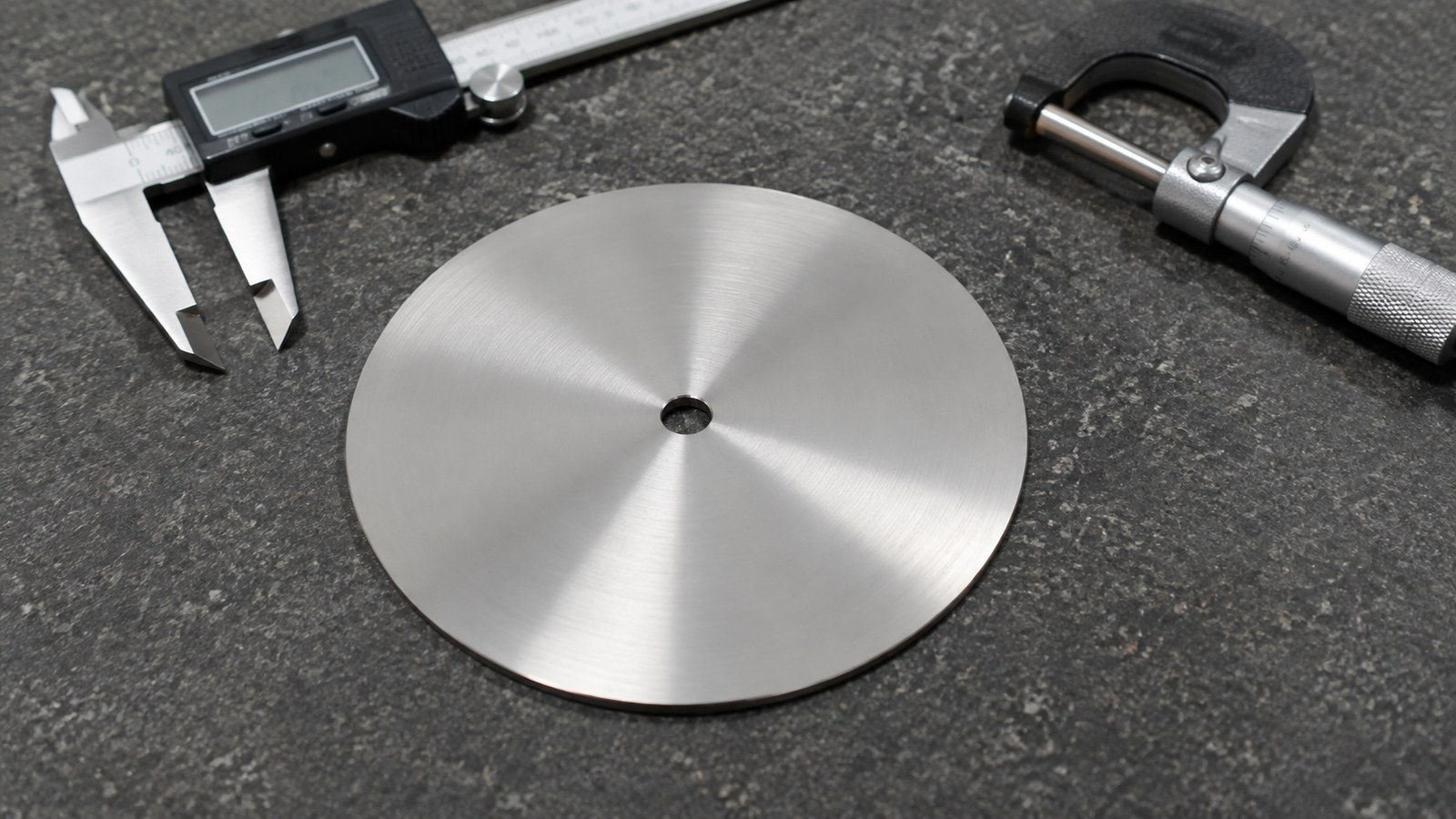 Technische CNC-Bearbeitungsanalyse: Prototype Machining of a Round Thin Cover Plate for Custom Automation Assembly Equipment:
