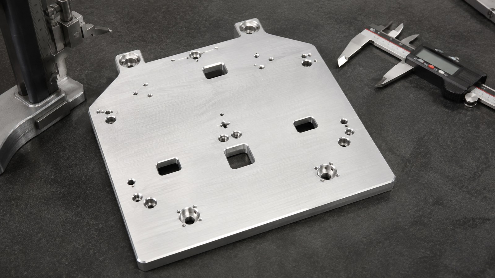 Technische CNC-Bearbeitungsanalyse: Machining Risks in an Aluminum Thin Mounting Plate for Automation Fixtures: Counterbores,