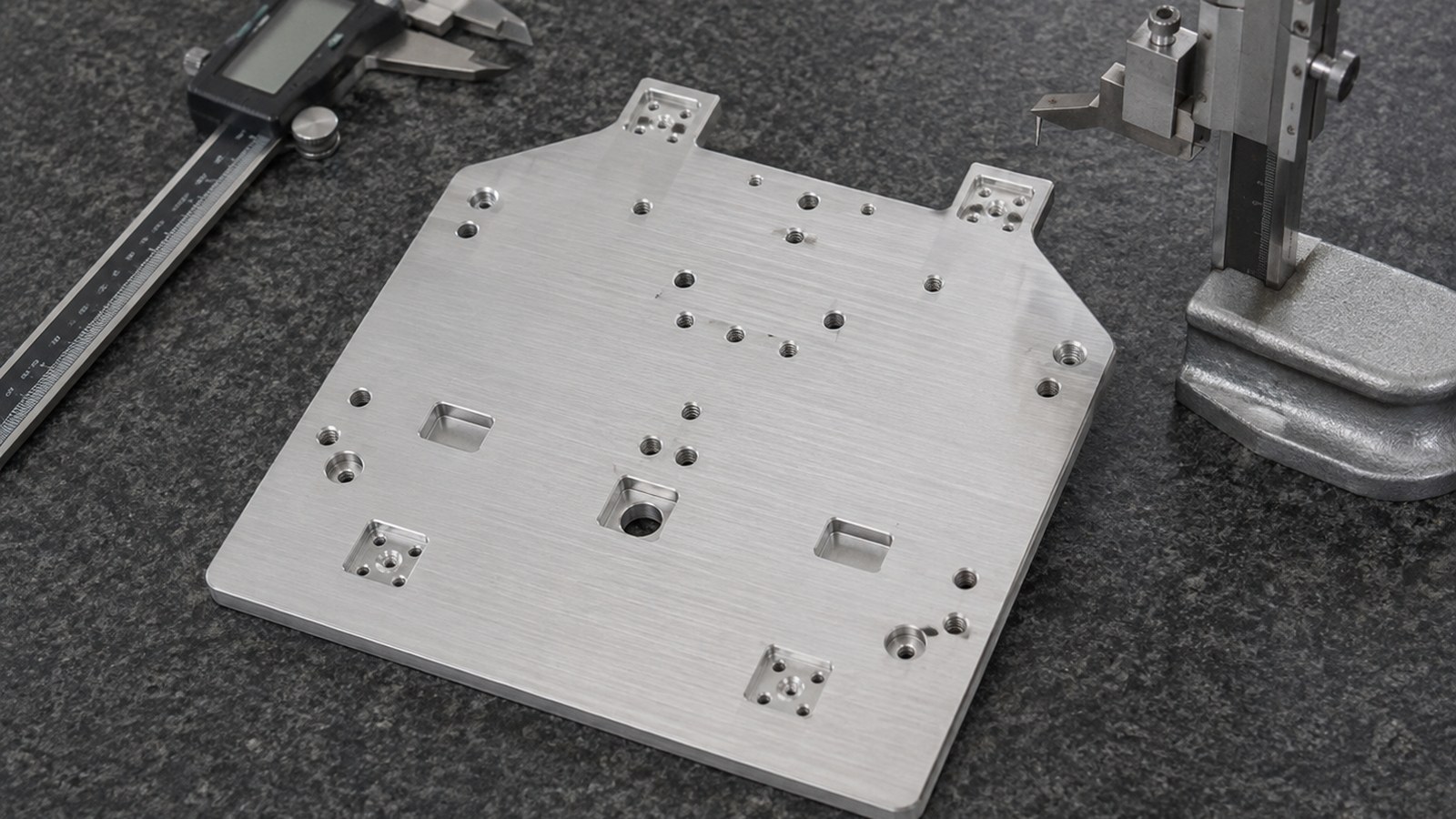 Technische CNC-Bearbeitungsanalyse: Small-Batch Machining of a Thin Enclosure Panel for Custom Automation Equipment: How to