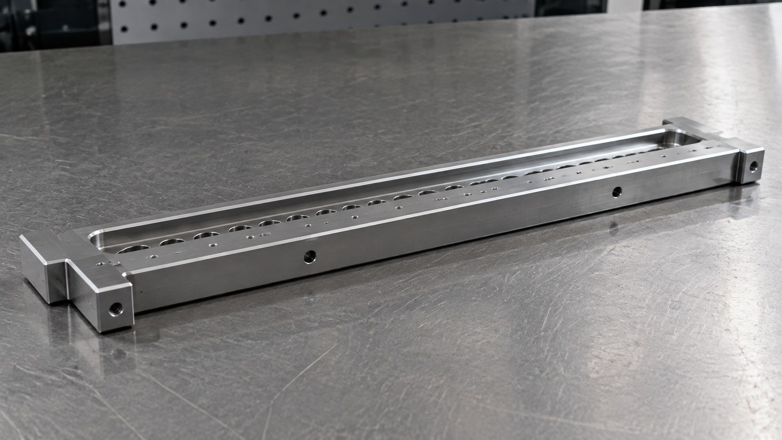 Technische CNC-Bearbeitungsanalyse: Automation Assembly Equipment Bracket Case: Hole-and-Slot Datums and Edge Control