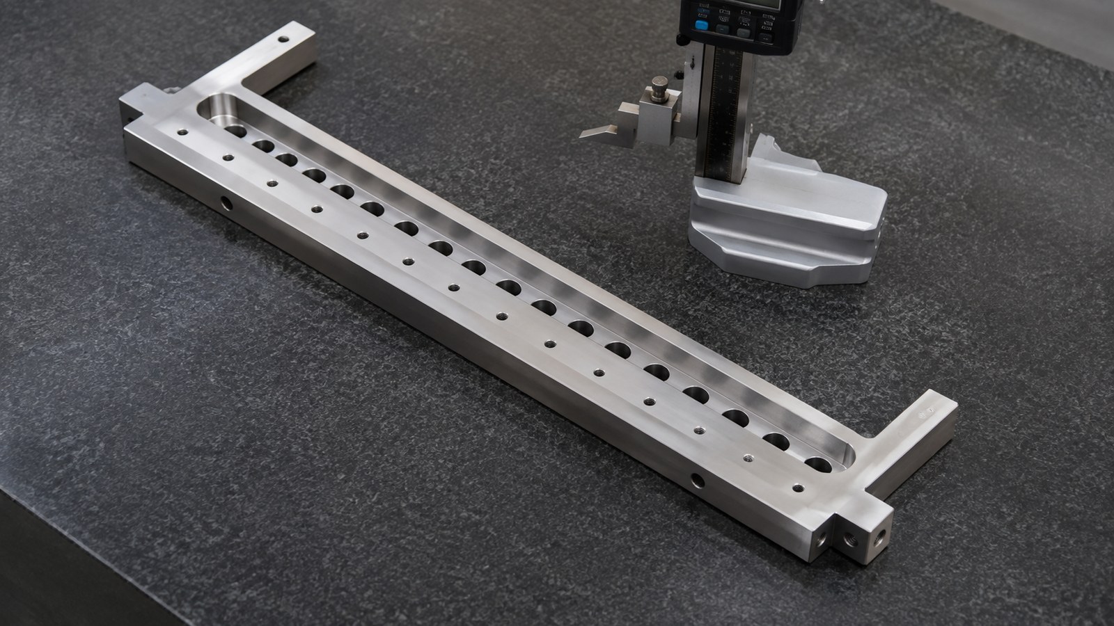 Technische CNC-Bearbeitungsanalyse: Automation Assembly Equipment Bracket Case: Hole-and-Slot Datums and Edge Control